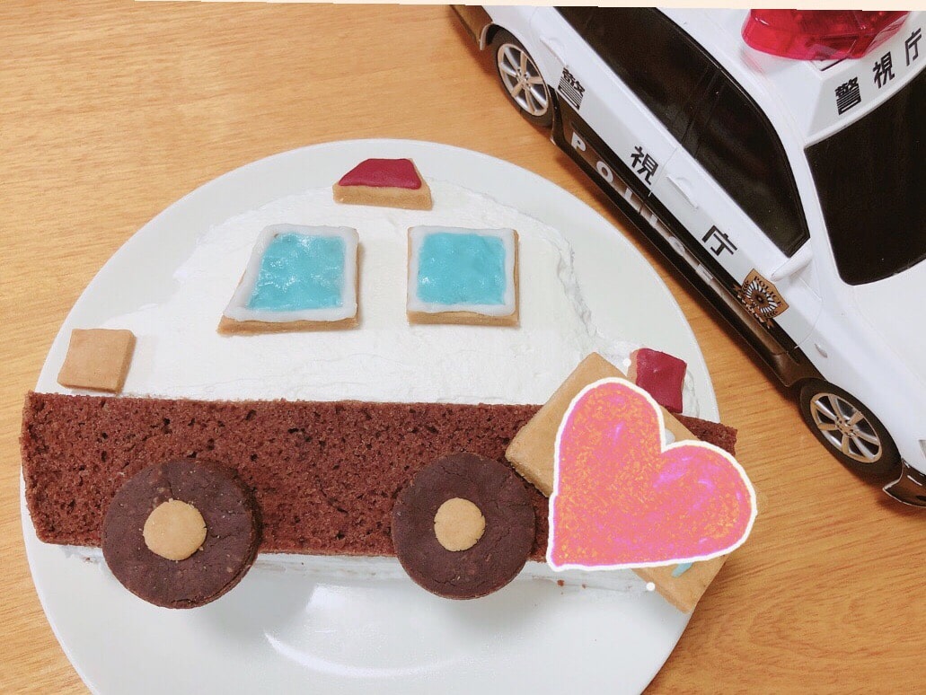 簡単手作り車ケーキ パトカーケーキ の作り方 男の子の誕生日におすすめ 管理栄養士namiのレシピブログ