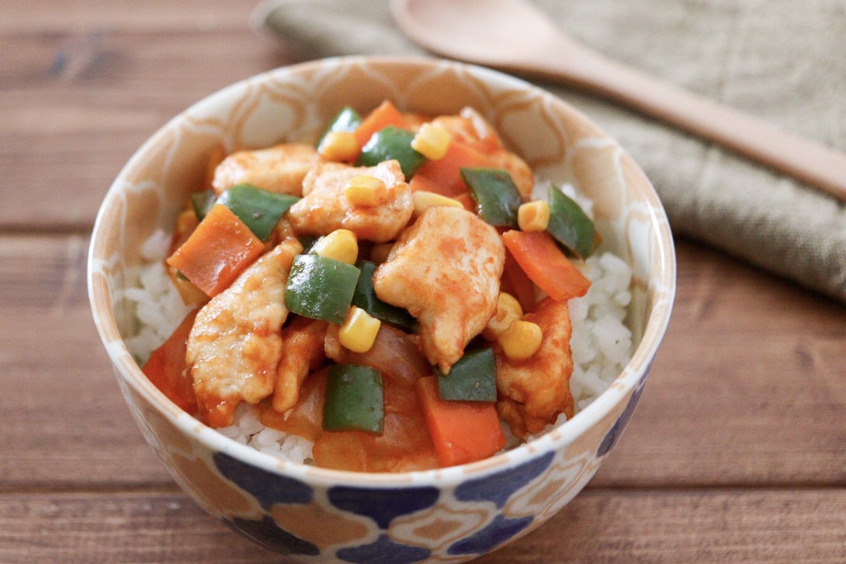 鶏胸肉のケチャップ炒め丼レシピ チキンライスの具材で簡単 子どもご飯 弁当にも 管理栄養士namiのレシピブログ