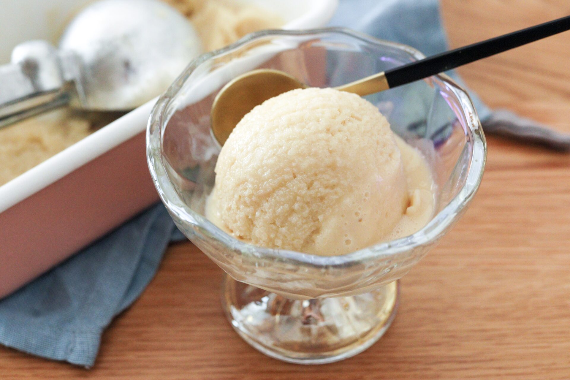 ココナッツ、キャラメル、ピーカンナッツの乳製品不使用のアイスクリームのレシピ