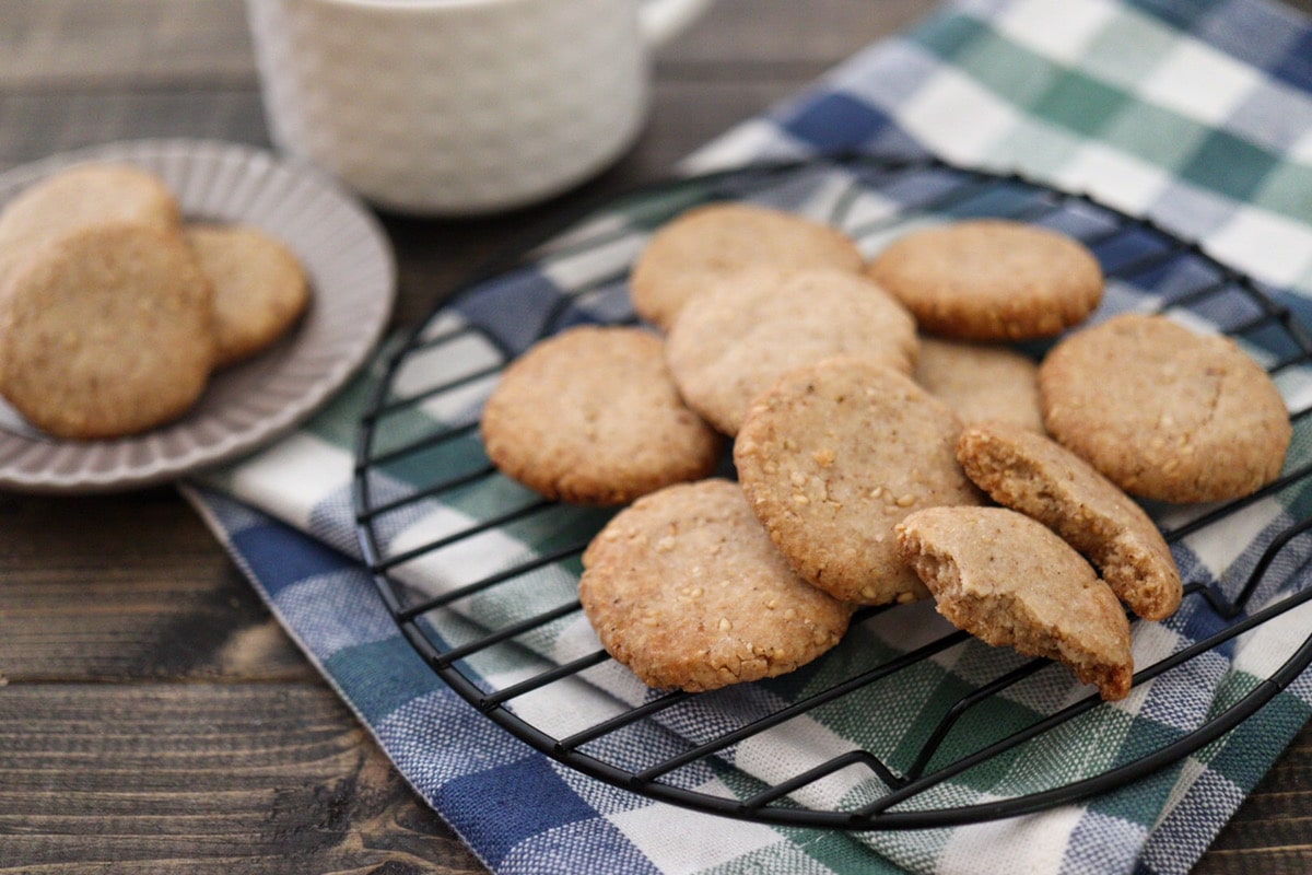 片栗粉でサクサク ごま米粉クッキーレシピ 卵なしバターなし小麦粉なし 管理栄養士namiのレシピブログ